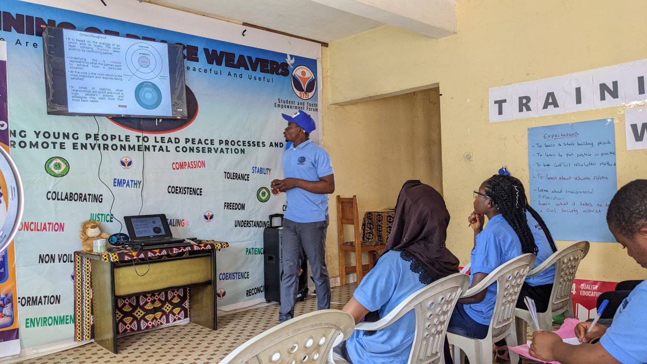 Session of the training of peace weavers